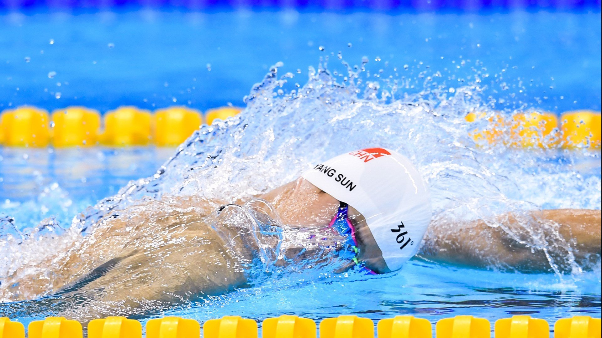 足球赛场焦点！阿根廷队对阵西班牙队，核心球员受伤，球队前景蒙阴影